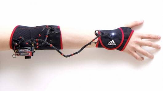 brazalete muscular que enseña a practicar deportes